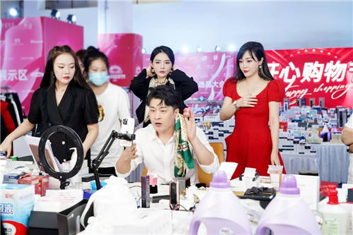 辛選的主播團(tuán)隊(duì)為何成長如此迅捷？辛巴在演講中給出了答案