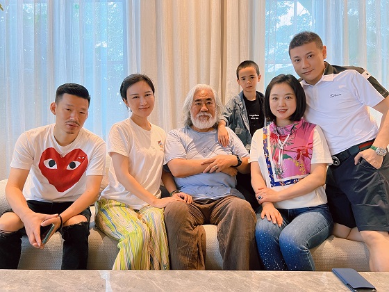 歌手白雪攜男友原藝三亞迎賓客，張紀(jì)中一家前來團聚慶春節(jié)