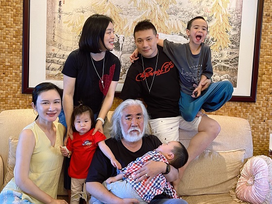 歌手白雪攜男友原藝三亞迎賓客，張紀(jì)中一家前來團聚慶春節(jié)