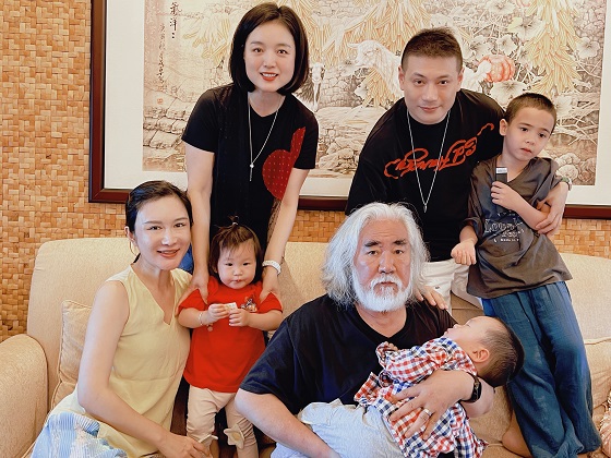 歌手白雪攜男友原藝三亞迎賓客，張紀(jì)中一家前來團聚慶春節(jié)