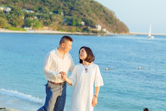 歌手白雪攜男友原藝三亞迎賓客，張紀(jì)中一家前來團聚慶春節(jié)