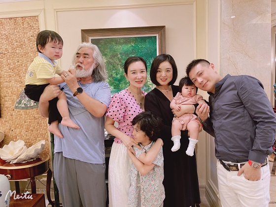 歌手白雪攜男友原藝三亞迎賓客，張紀(jì)中一家前來團聚慶春節(jié)