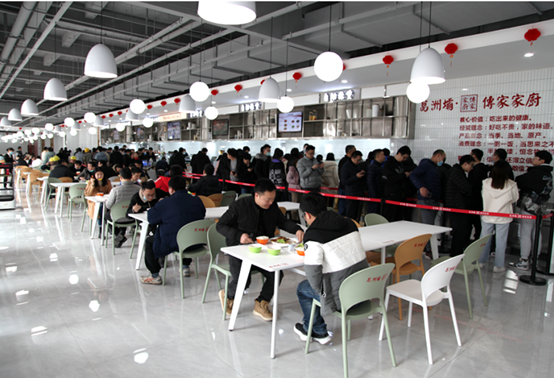 白領(lǐng)智慧餐廳開業(yè)，送餐機器人引關(guān)注