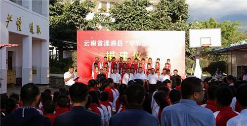 一個慈善企業(yè)家可以獲得多少榮譽？快來看看辛巴的“獎狀墻”
