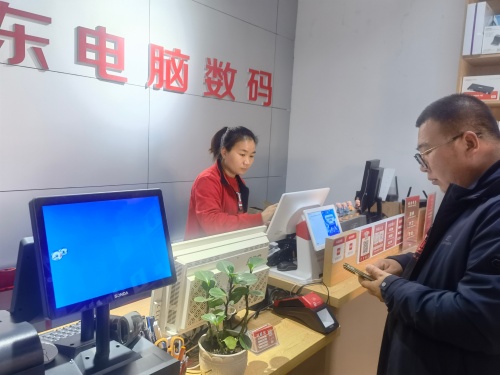 從福建到甘肅 賴福美用電腦數(shù)碼店的成功轉(zhuǎn)變證明愛拼才會(huì)贏