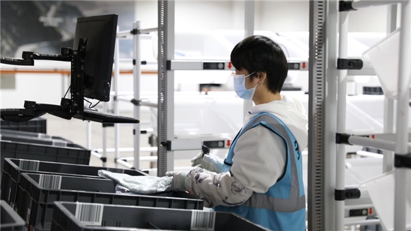 海柔創(chuàng)新使用機器人技術(shù)，幫助中老年人再就業(yè)