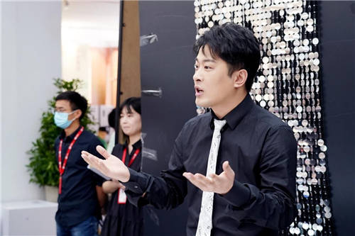 捐出的是財(cái)物，播下的是希望，看辛巴如何公益助學(xué)