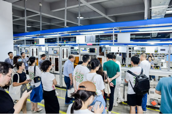 參會(huì)嘉賓、媒體參觀愛(ài)瑪機(jī)電生產(chǎn)車(chē)間.jpg