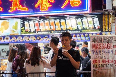 香港95后演員的副業(yè)很特別， 不拍戲就做“網(wǎng)約導(dǎo)游”帶人吃喝玩樂