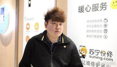 這個(gè)蹲地上修手機(jī)的小哥火了，網(wǎng)友：好人一生平安！