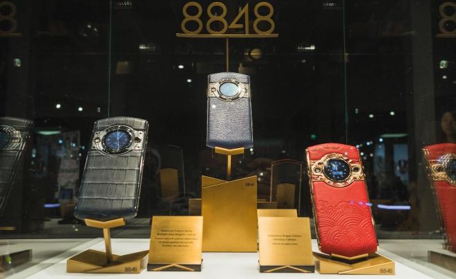 8848手機(jī)再登巴塞爾表展，一面手機(jī)一面腕表格外吸睛