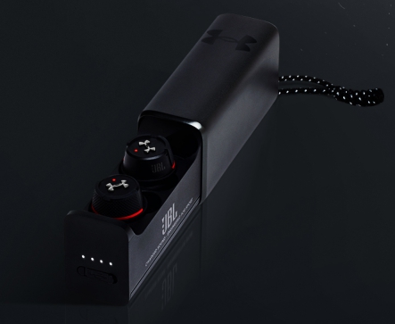 真無線耳機(jī)新寵，UA小黑盒大戰(zhàn)蘋果AirPods