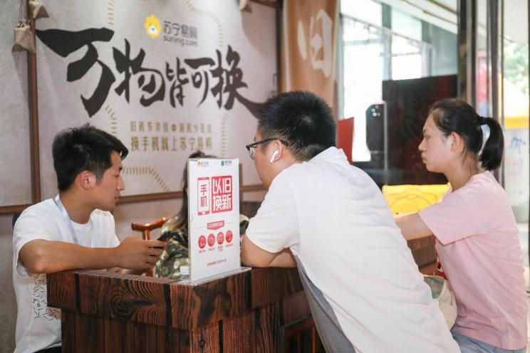 經(jīng)手上萬(wàn)臺(tái)舊手機(jī)，他說(shuō)以舊換新是服務(wù)不是業(yè)務(wù)