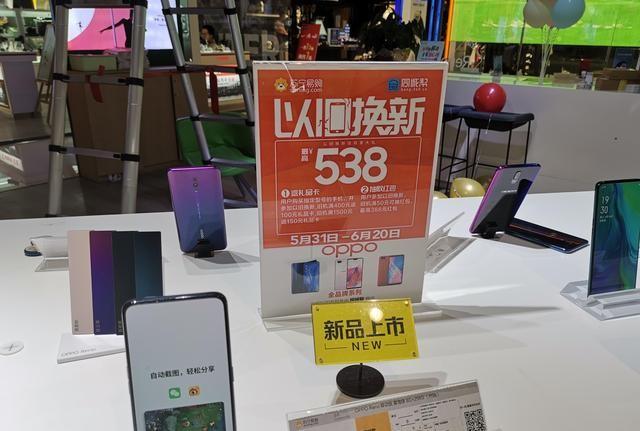 經(jīng)手上萬(wàn)臺(tái)舊手機(jī)，他說(shuō)以舊換新是服務(wù)不是業(yè)務(wù)