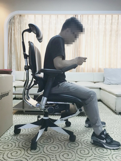 保友競(jìng)賽型電競(jìng)椅初體驗(yàn)：“一切為嬴而戰(zhàn)”