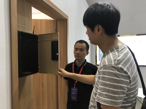 逛建博會(huì)智能家居館新發(fā)現(xiàn)！——樸墅指靜脈鎖與家門(mén)口智能家居新產(chǎn)品