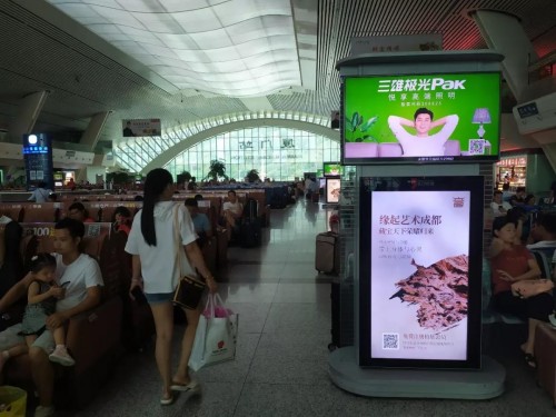 全速前進(jìn)！三雄極光高鐵廣告霸屏千里