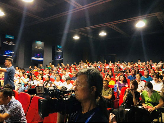 讓專業(yè)色彩經(jīng)得起逐寸推敲，海信疊屏電視成攝影師新晉神器
