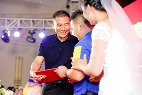 德邦快遞首創(chuàng)“遞”媳證，送百對快遞員伉儷赴海外成婚