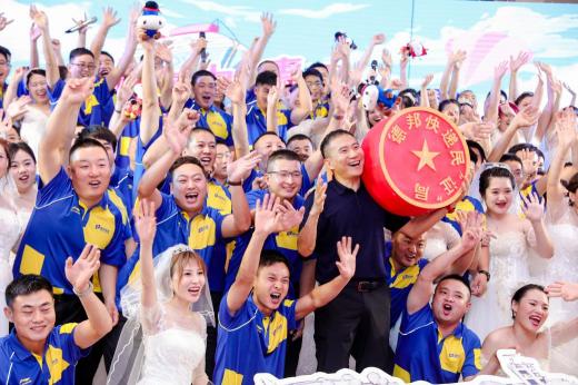 德邦快遞首創(chuàng)“遞”媳證，送百對快遞員伉儷赴海外成婚