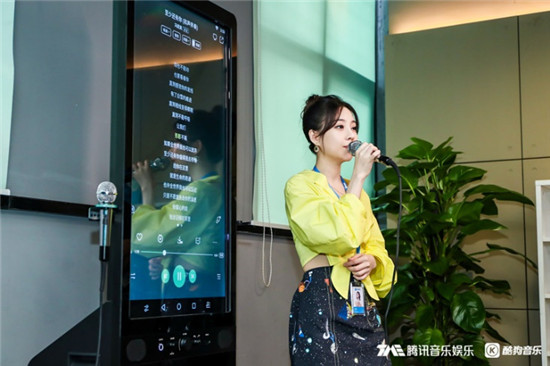 馮提莫發(fā)現(xiàn)某K歌神器，賴著酷狗總部不走了