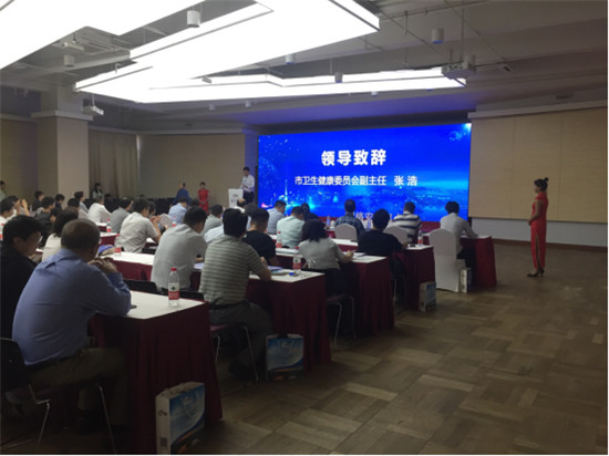 上海萬雍科技股份有限公司協(xié)辦2019年國家網(wǎng)絡(luò)安全宣傳周上?；顒又匾终搲?/></p><p>如何在享受便利的同時筑牢人民群眾健康信息安全防線?面對新病毒和木馬攻擊、滲透攻擊、插播篡改、社會工程學攻擊等區(qū)域衛(wèi)生健康信息化工作中網(wǎng)絡(luò)安全新風險，松江區(qū)副區(qū)長龍婉麗認為提升網(wǎng)絡(luò)安全意識和對網(wǎng)絡(luò)安全工作的重視是關(guān)鍵。近年來，松江從增加人、財、物投入，形成內(nèi)部網(wǎng)絡(luò)安全體系與工作模式等入手開展醫(yī)療衛(wèi)生網(wǎng)絡(luò)安全建設(shè)。</p><p align=