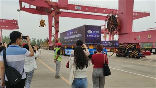 光谷3551人才企業(yè)用自動駕駛技術(shù)助力傳統(tǒng)港口運輸?shù)闹悄芑?/></p><p>9月26日，湖北三環(huán)智能科技有限公司、聯(lián)通智網(wǎng)科技有限公司、武漢聯(lián)合發(fā)展港口有限公司聯(lián)合多家技術(shù)方案供應(yīng)商在武漢花山港共同發(fā)布“基于5G的傳統(tǒng)港口集裝箱智能水平運輸整體解決方案”。</p><p align=