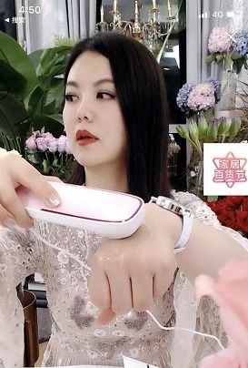 李湘種草的美容儀，GEVILAN歌嵐美容儀顏值與實(shí)力兼?zhèn)?/></p><p>聽湘姐介紹，歌嵐的紅光可以滲透真皮層修復(fù)彈性，多極射頻能穿透真皮層，紅外線有消炎的作用，比如長痘了，可以改善痘肌和淡化痘印，三效合一。在使用中必須使用配套凝膠，必須一定哦!把凝膠抹勻了之后，插電，它有五個檔位，光是紅色的。提拉面部，撫平皺紋，每個部位使用8~10分鐘，孕婦也可以使用，和美容院做的熱瑪吉是一樣功效的。</p><p>可能很多人對湘姐所說的“熱瑪吉”不了解，“熱瑪吉”是美容儀的稱呼，也就是很多女明星都在做的電波拉皮，美國FDA在1993年就批準(zhǔn)射頻用于美容治療。這是市面上最成熟醫(yī)美技術(shù)，原理卻不復(fù)雜，主要是通過加熱真皮層膠原纖維至50度以上，令它受熱收縮，激發(fā)機(jī)體生成新的膠原蛋白，從而拉緊表皮、修復(fù)彈性，對抗皺紋和肌肉下垂。</p><p align=