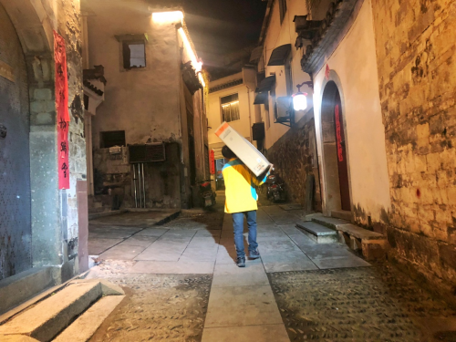 快遞小哥的“最強(qiáng)大腦”：為千個(gè)包裹規(guī)劃路線、一天和500多人通電話