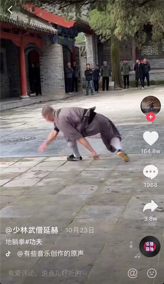 雪地七個(gè)側(cè)空翻穩(wěn)穩(wěn)當(dāng)當(dāng)，武僧抖音實(shí)力詮釋少林功夫甲天下