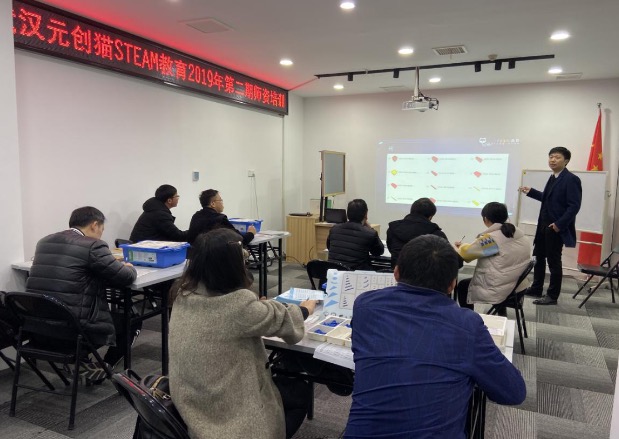 師資培訓(xùn)中，元?jiǎng)?chuàng)貓STEAM教育彭敏博士講述課堂中的相互性