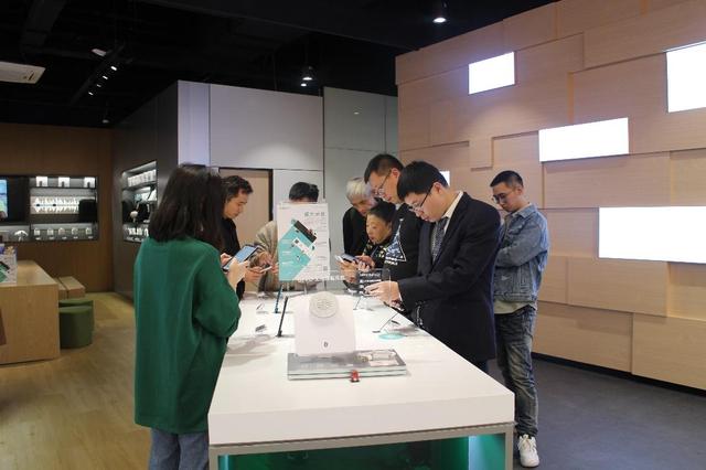 這里巴適的板，京東電器超級(jí)體驗(yàn)店OPPO區(qū)備受星戰(zhàn)球迷追捧