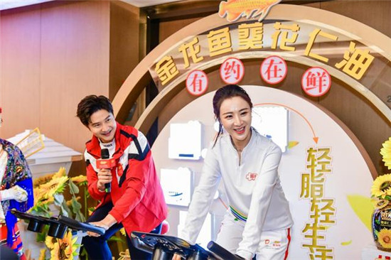 薇婭田亮首度合體，攜手金龍魚以健康點亮新年