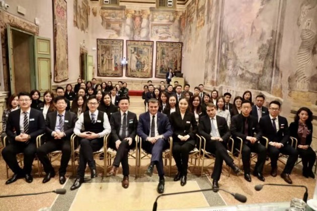 神州英才訪問(wèn)意大利參議院，姜桐獲贈(zèng)意大利國(guó)家隊(duì)10號(hào)球衣