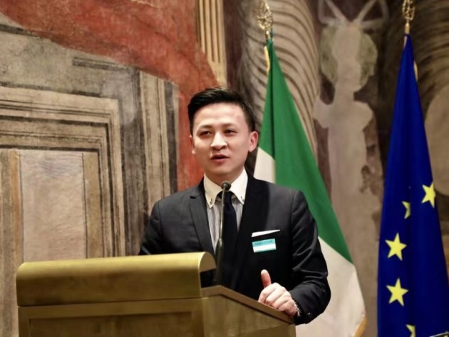 神州英才訪問(wèn)意大利參議院，姜桐獲贈(zèng)意大利國(guó)家隊(duì)10號(hào)球衣
