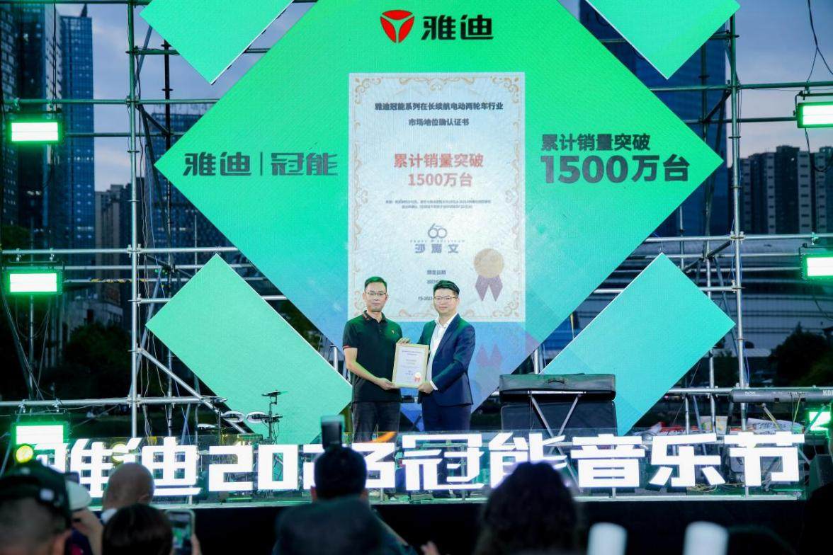 雅迪冠能系列打造更高端的長續(xù)航電動(dòng)車，掀起新一輪熱銷狂潮