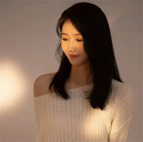 陌陌主播孜恩樂一獻唱古風(fēng)歌曲，戲腔展示驚艷觀眾