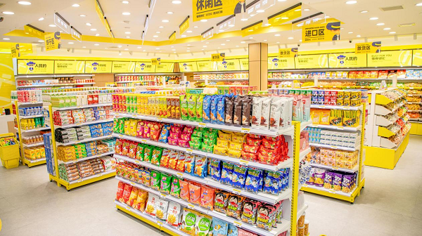 零食很忙全國(guó)門店突破4000家，舉辦“零食狂歡節(jié)”，代言人張藝興現(xiàn)場(chǎng)互動(dòng)
