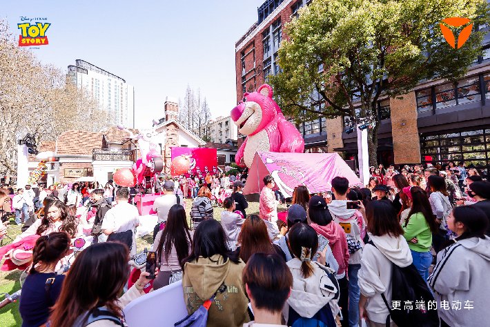 驚艷時(shí)裝周，hold住草莓熊！雅迪將時(shí)尚出行氣質(zhì)帶入一個(gè)新境界！