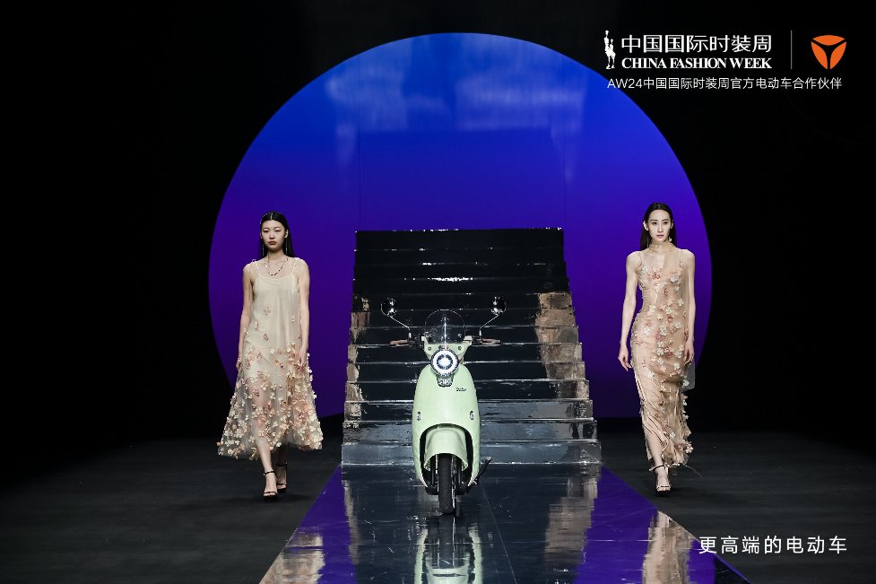 驚艷時(shí)裝周，hold住草莓熊！雅迪將時(shí)尚出行氣質(zhì)帶入一個(gè)新境界！