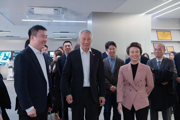 新加坡國務(wù)資政李顯龍走進智元機器人，體驗具身智能新成果