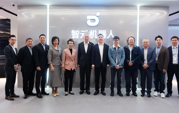 新加坡國務(wù)資政李顯龍走進智元機器人，體驗具身智能新成果