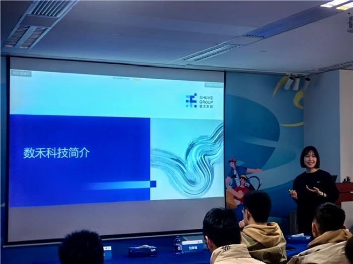 數(shù)禾科技迎接清華大學篤實書院師生參觀交流，打通智能時代人才培養(yǎng)鏈路