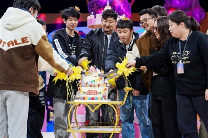 18周年慶深化“玩家共創(chuàng)”新生態(tài) ?盛趣游戲?qū)⑼啤恫屎鐛u》重置版