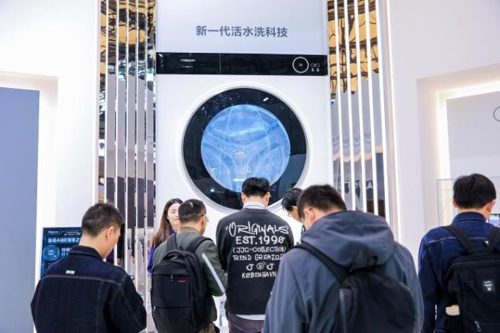 AWE 2025觀察：洗護行業(yè)上演巔峰對決，海信三筒洗衣機實現(xiàn)重磅突破