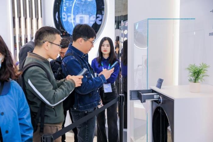 AWE 2025觀察：洗護行業(yè)上演巔峰對決，海信三筒洗衣機實現(xiàn)重磅突破