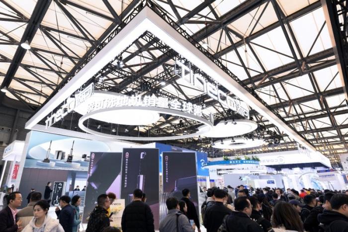 添可品牌大使陳赫現身AWE2025展區(qū)，實力種草芙萬洗地機，直呼