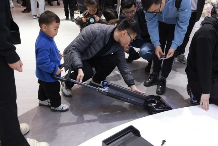 添可品牌大使陳赫現身AWE2025展區(qū)，實力種草芙萬洗地機，直呼