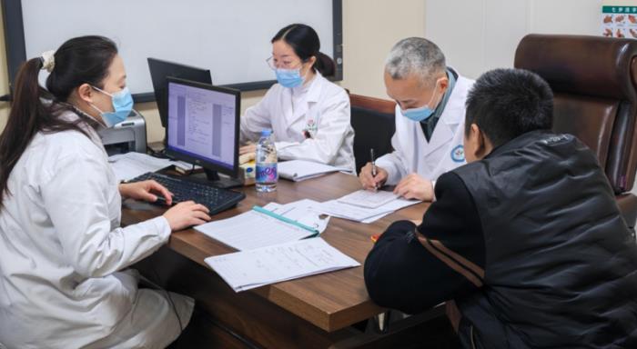 知名中醫(yī)專家張宗見教授赴盈康一生重慶華健友方醫(yī)院開展大型惠民義診暨學(xué)術(shù)交流活動