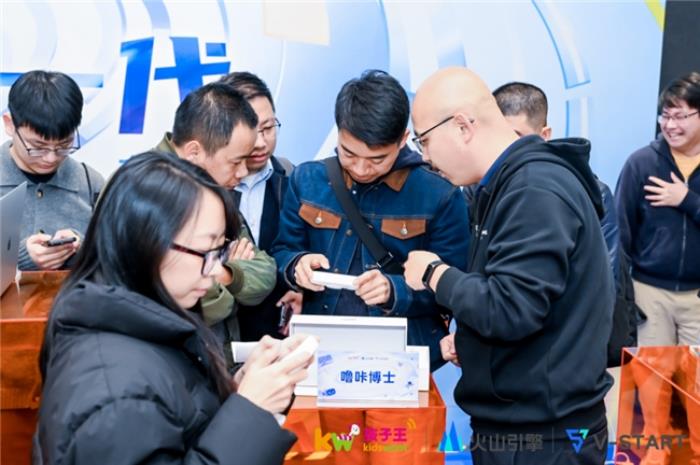嚕咔博士AI拍學(xué)機(jī)亮相BYKIDs孵化器發(fā)布會(huì)，讓世界變成孩子的課本